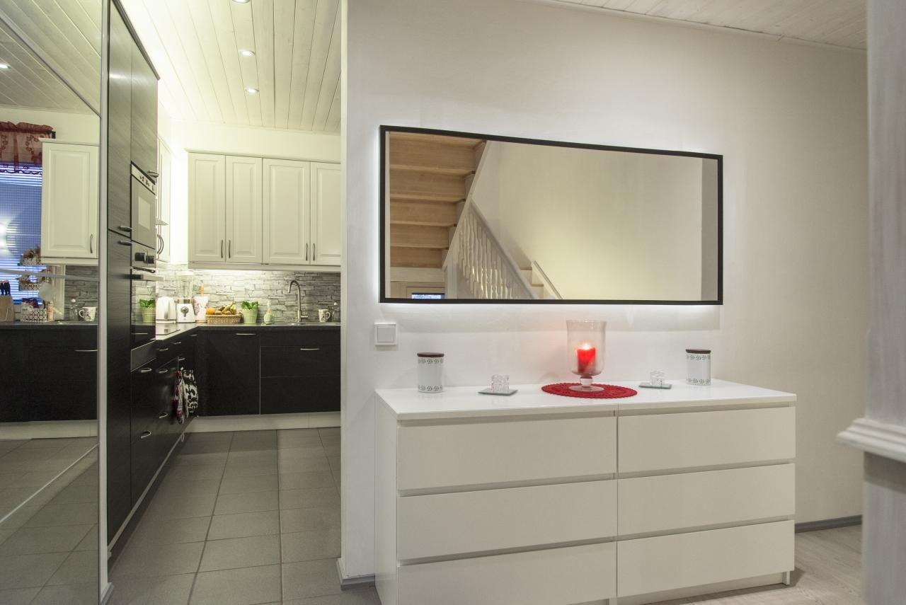 Uno sfondo verde con un quadrato bianco al centro e il testo "LED STORE" in grassetto evidenzia le soluzioni di illuminazione ad alta efficienza energetica.