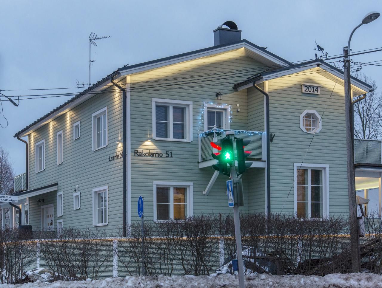 Sfondo verde con un quadrato bianco al centro con il testo bianco "LED STORE" in grassetto.