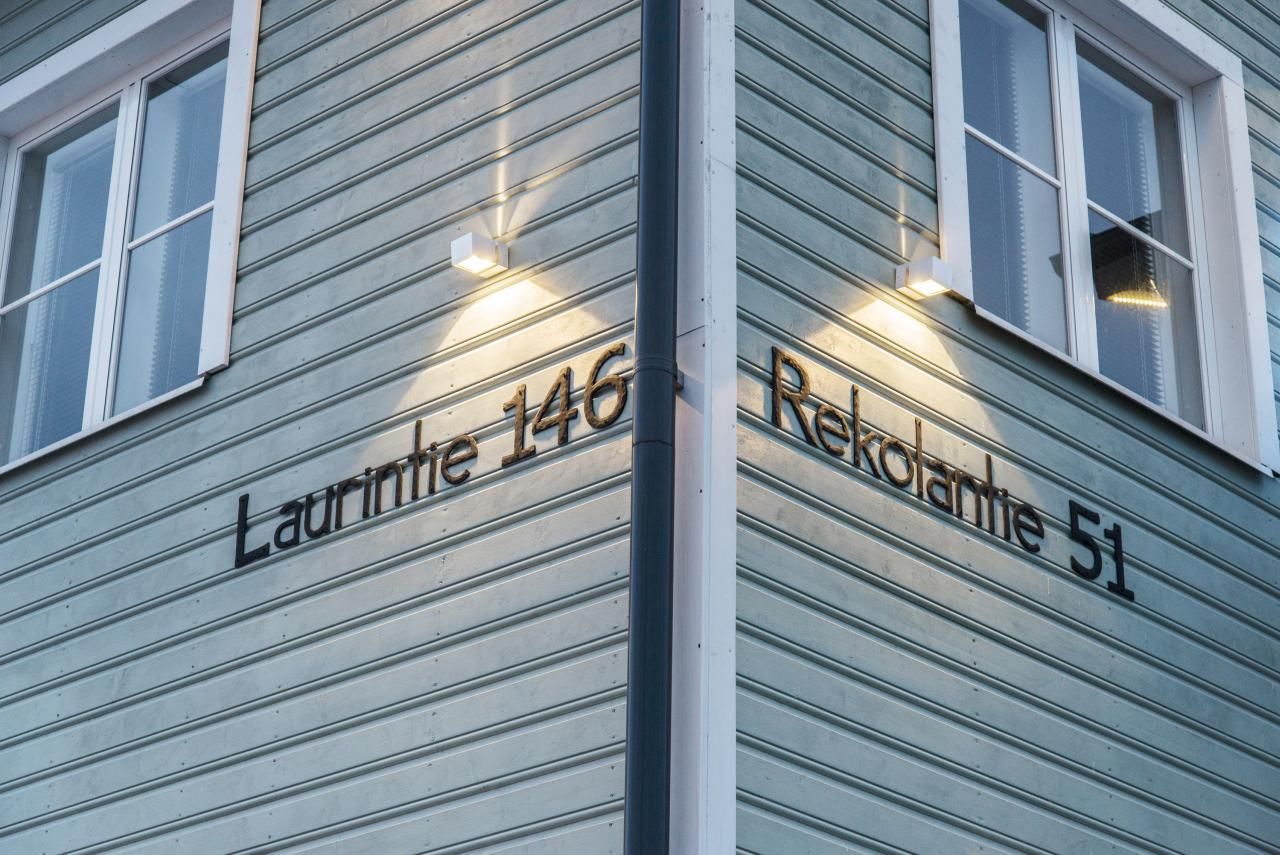 Logo del negozio di illuminazione a LED: testo bianco "LED STORE" in un quadrato bianco con uno sfondo verde vivace al centro.