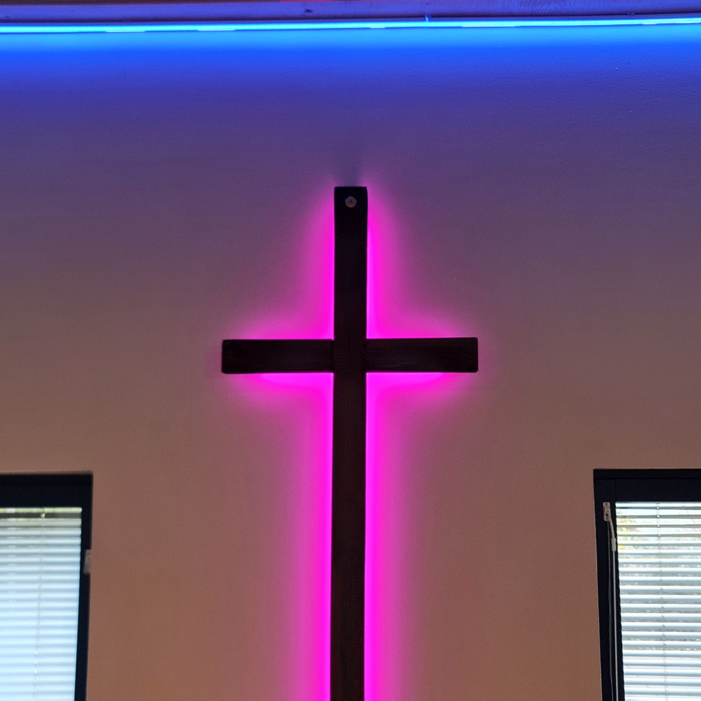 Croce della chiesa Tapiola illuminazione RGB da ledstore.fi