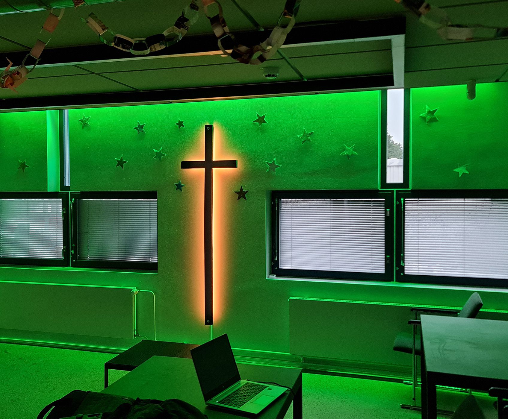 Croce della chiesa Tapiola illuminazione RGB da ledstore.fi