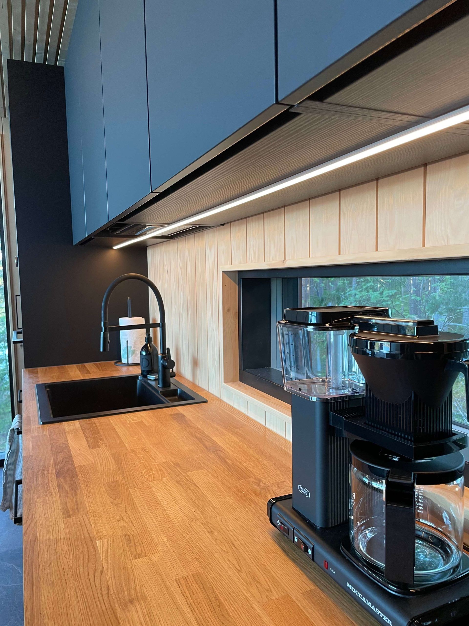 Illuminazione del piano di lavoro della cucina con striscia a led.