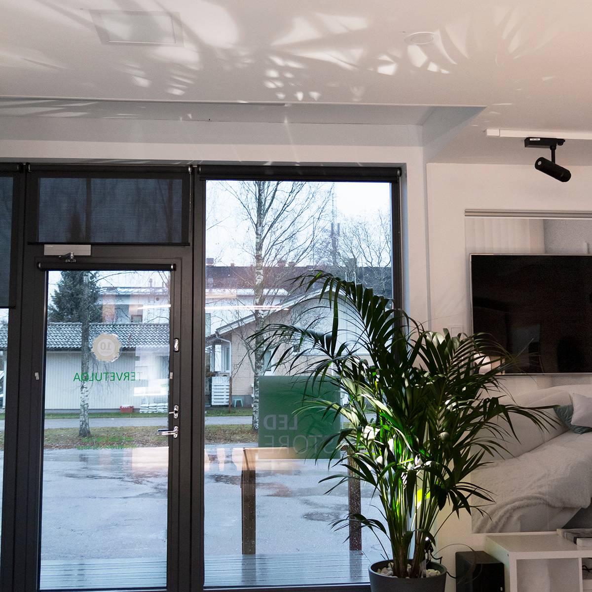 Maapik inclinato installato su una pianta da interno per metterla in risalto e creare un\'illuminazione d\'atmosfera nello spazio. La luce portata dal basso verso l\'alto crea anche bellissime ombre sul soffitto. Ledstore.fi