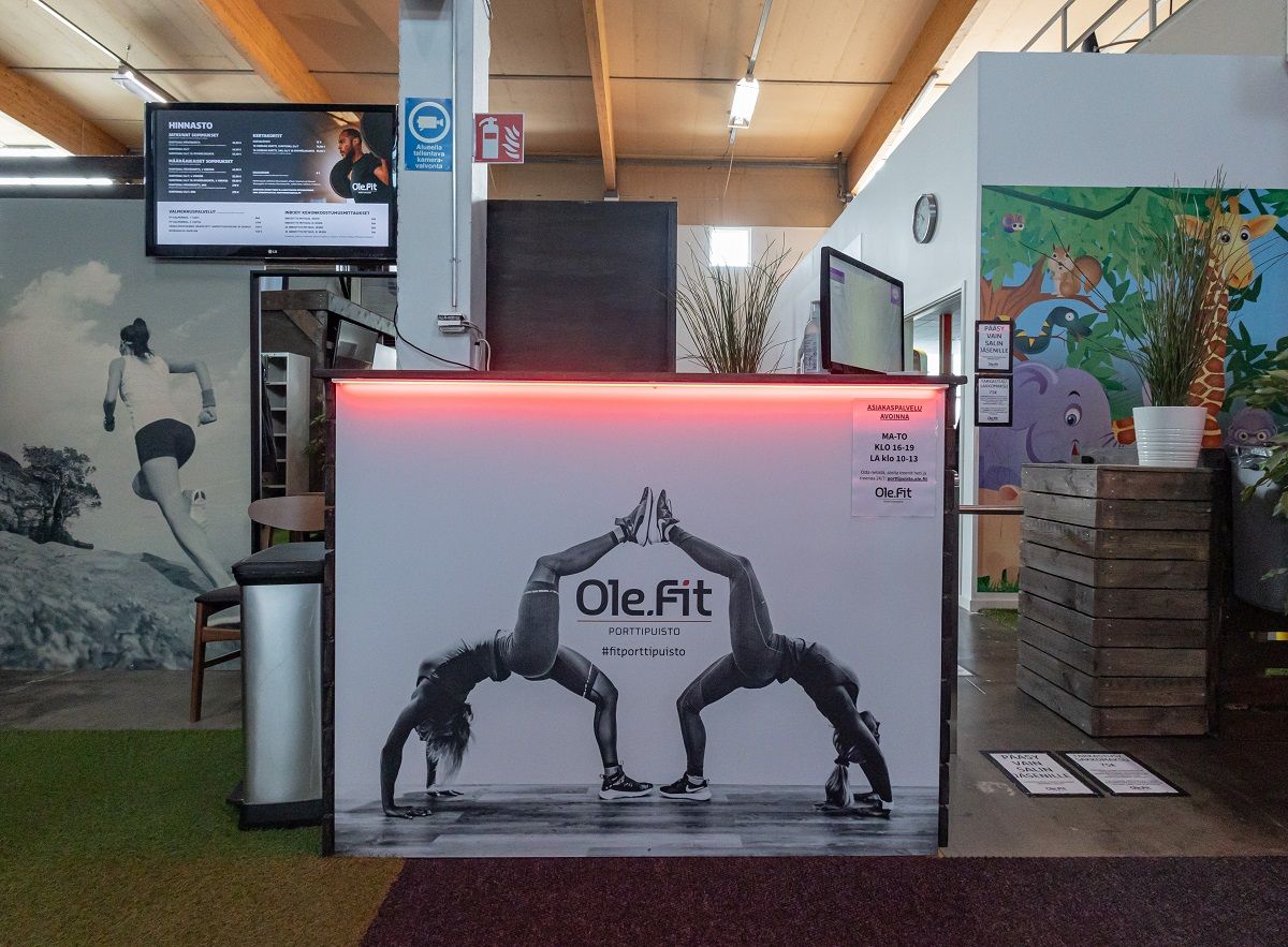 Illuminazione del bancone dell'ingresso con striscia led RGB.