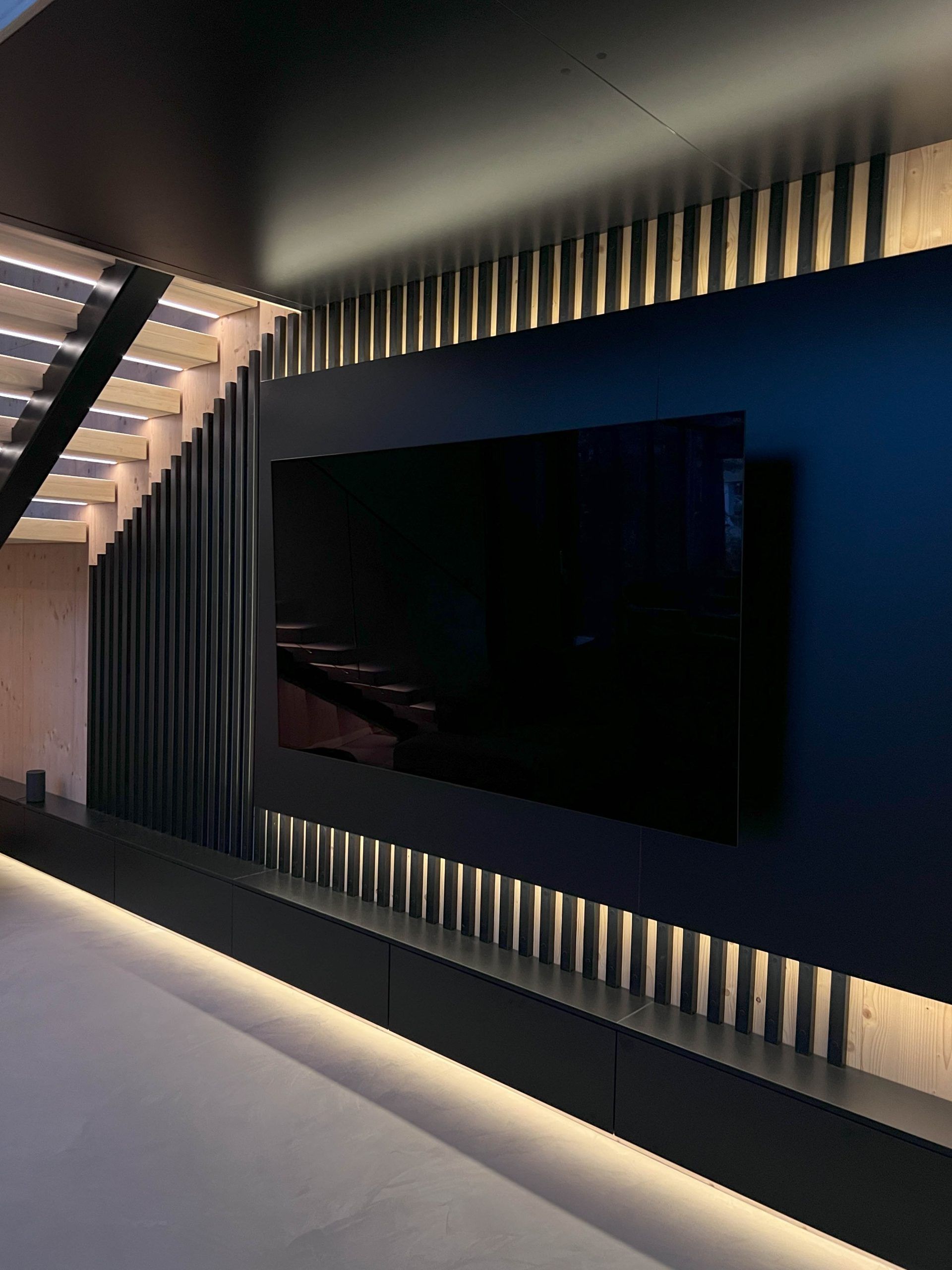 La striscia di led ha aggiunto profondità visiva alla struttura.