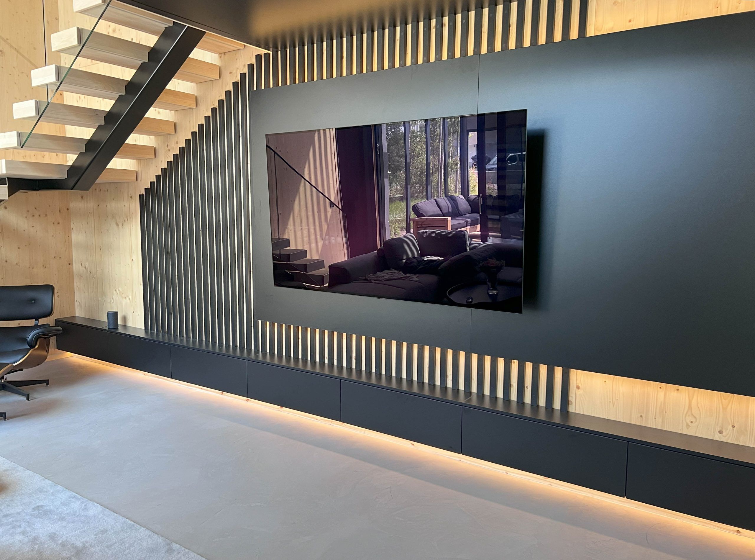 Durante il giorno, la luce proveniente dall'angolo del televisore non è molto intensa.