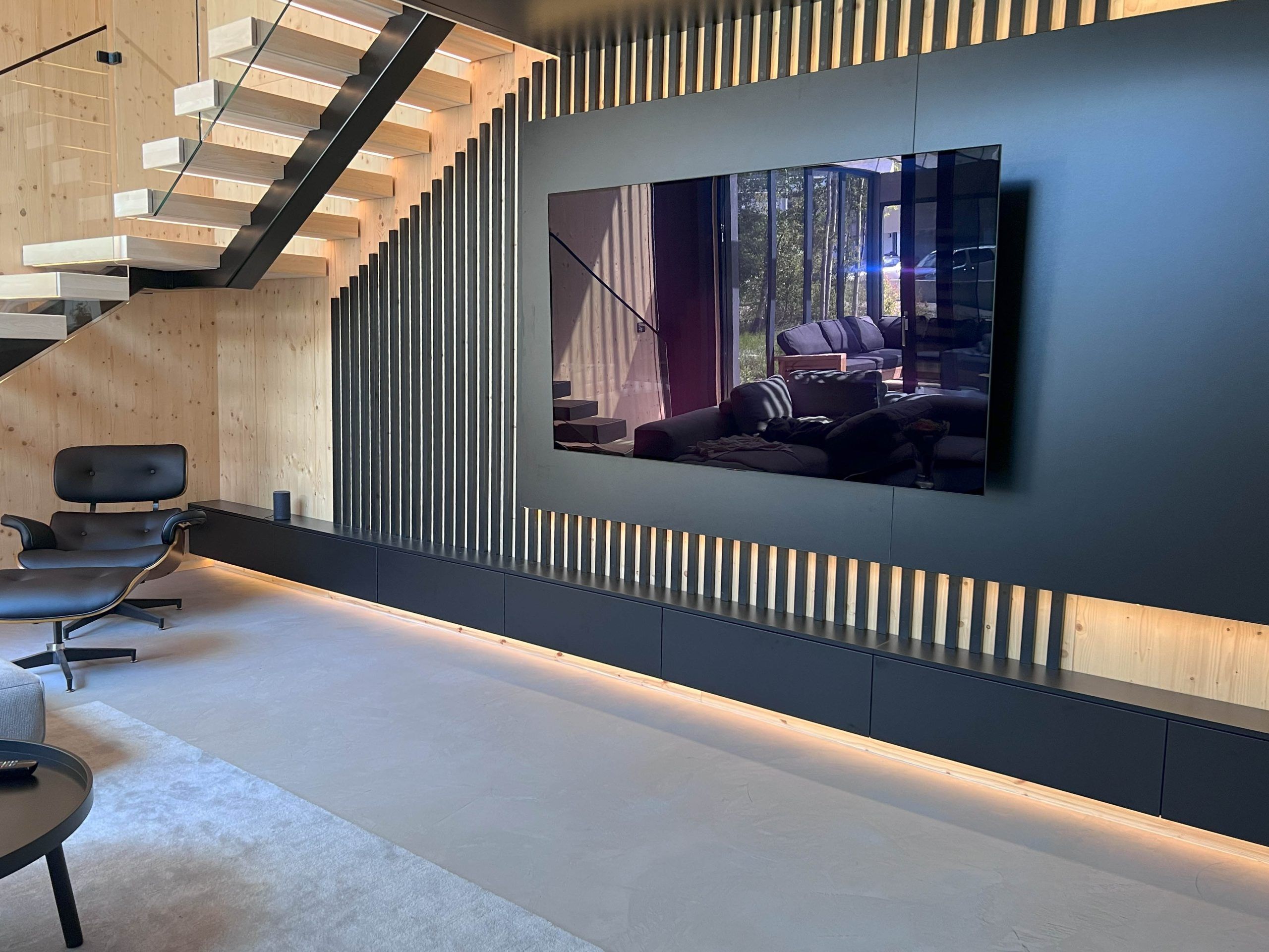 La luce nell'angolo TV crea un'atmosfera accogliente.