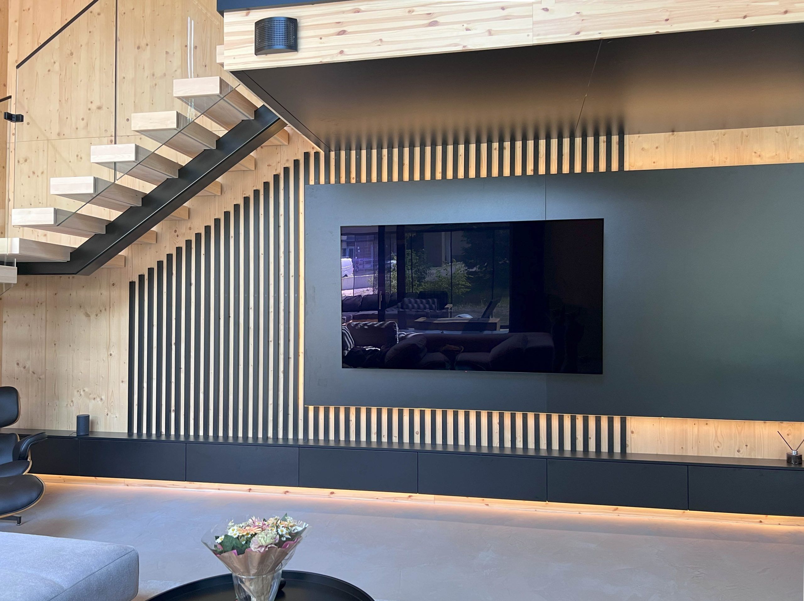 Vista di fronte, una luce montata sullo sfondo separa visivamente il pannello dalla parete.