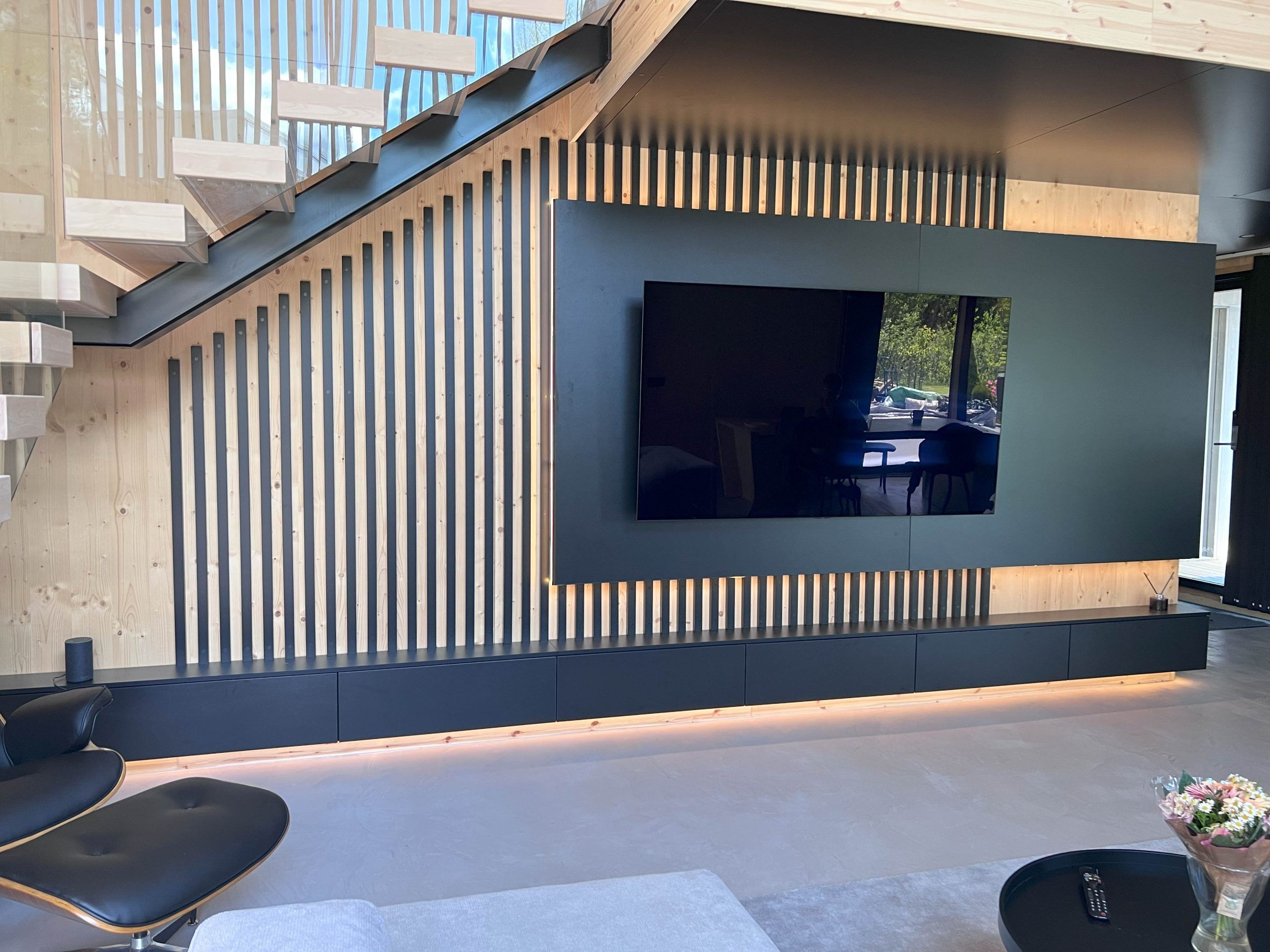 Anche a mezzogiorno l'illuminazione risalta, nonostante le grandi finestre.