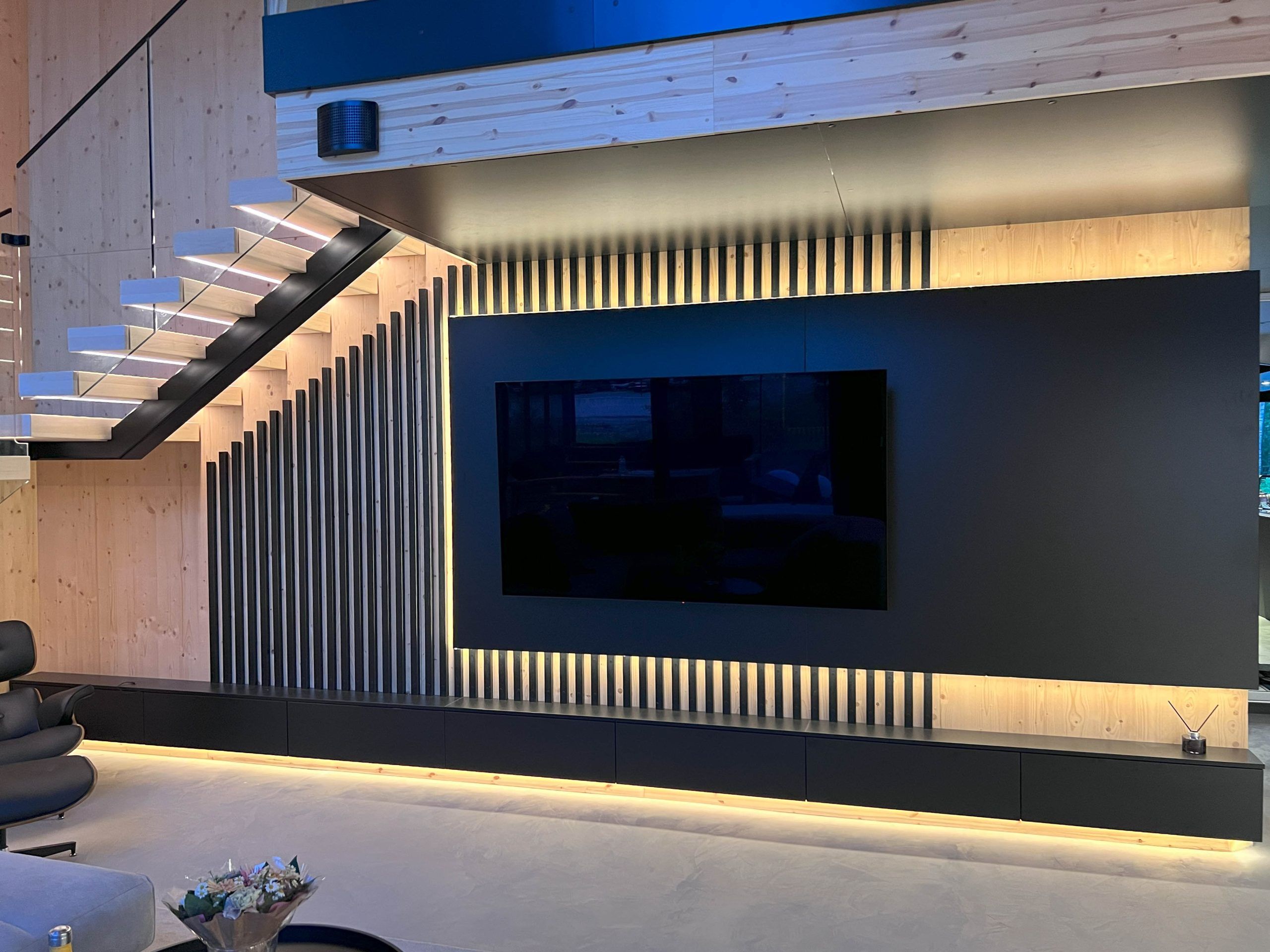 L'angolo TV è stato illuminato per dare allo spazio un'illuminazione aggiuntiva e d'atmosfera.