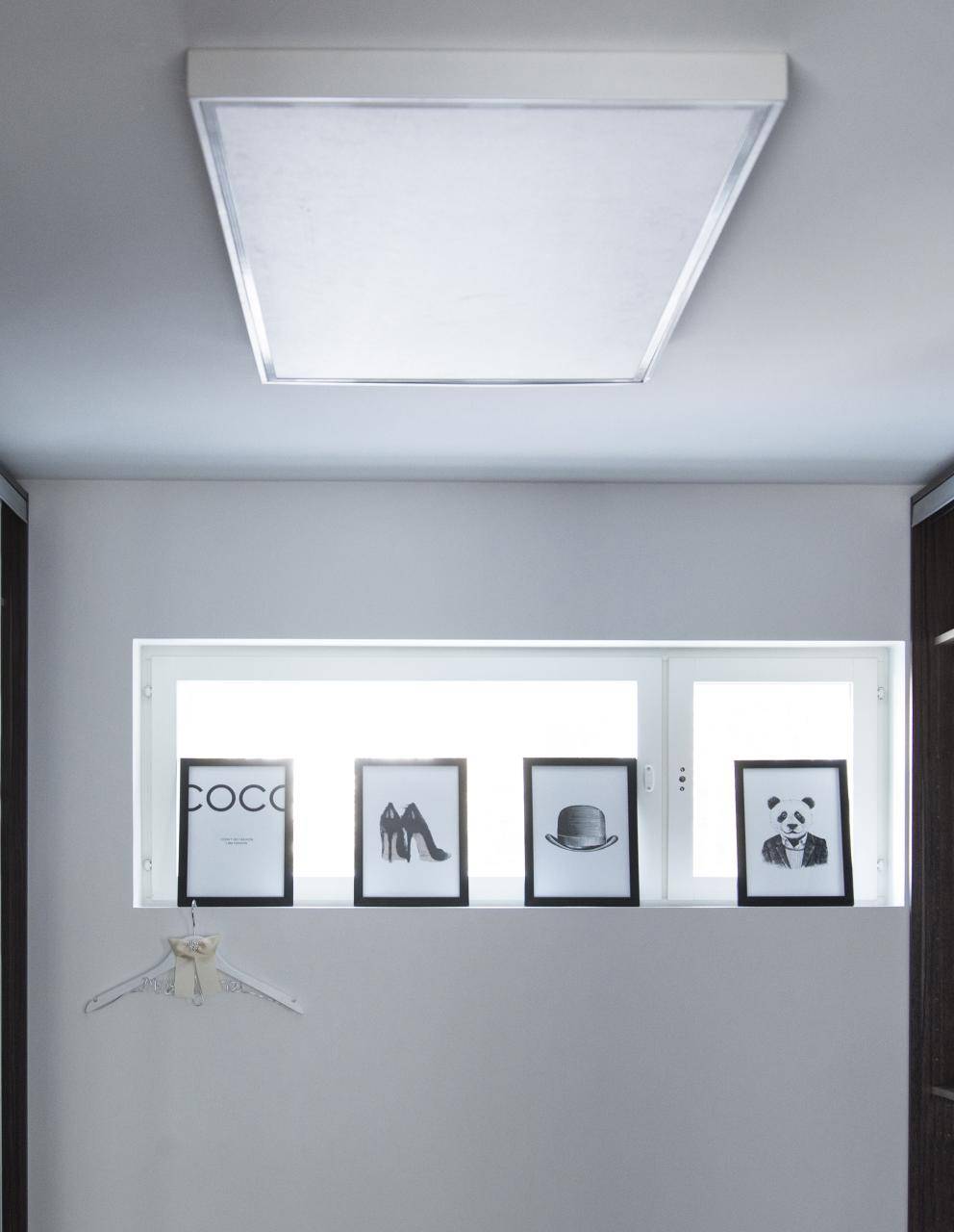 Sfondo verde al centro di un quadrato bianco con la scritta 'LED STORE' in grassetto per la pubblicità di un negozio di illuminazione a LED.