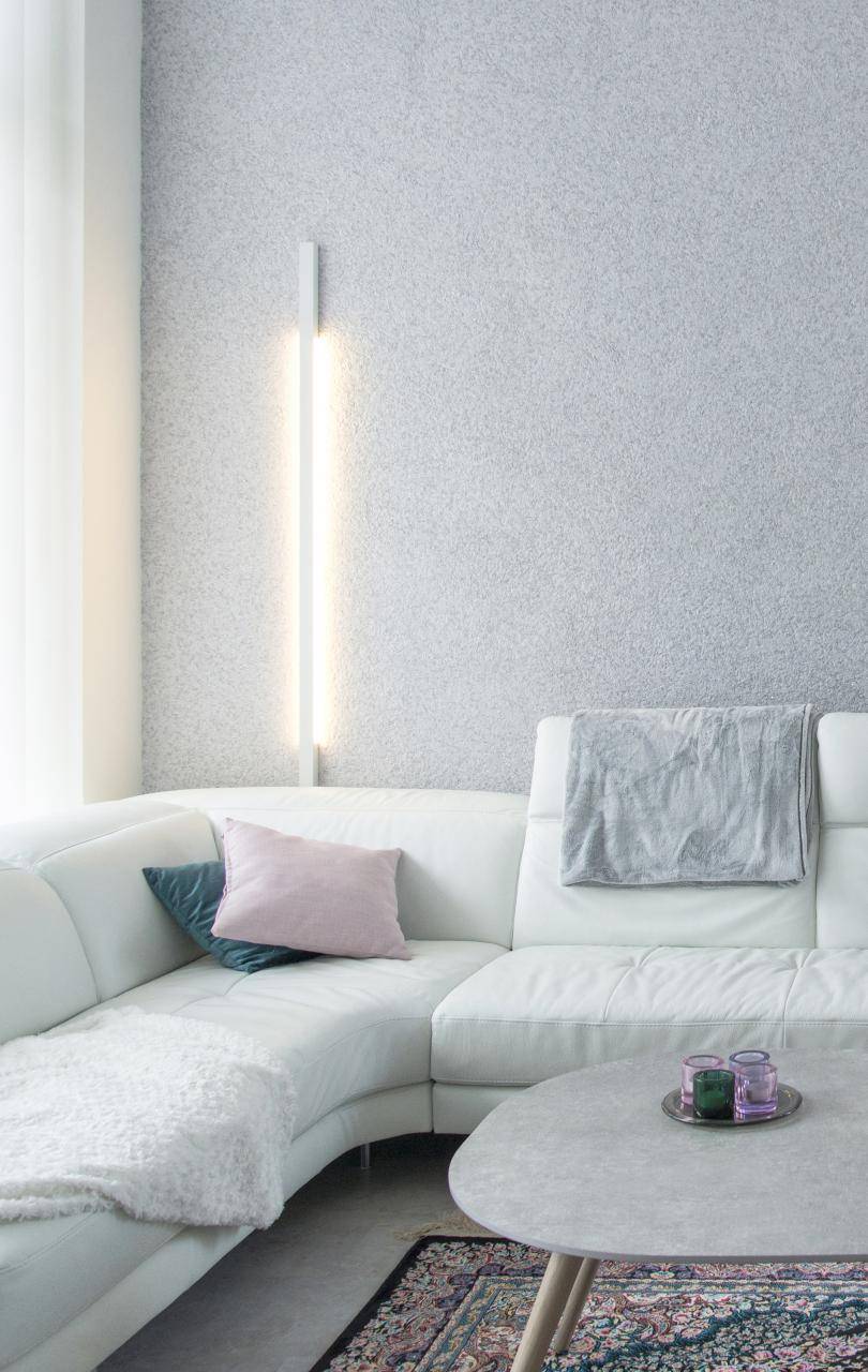 Sfondo verde con testo bianco "LED STORE" all'interno di un quadrato bianco. Ideale per promuovere il marchio del vostro negozio di illuminazione a LED.