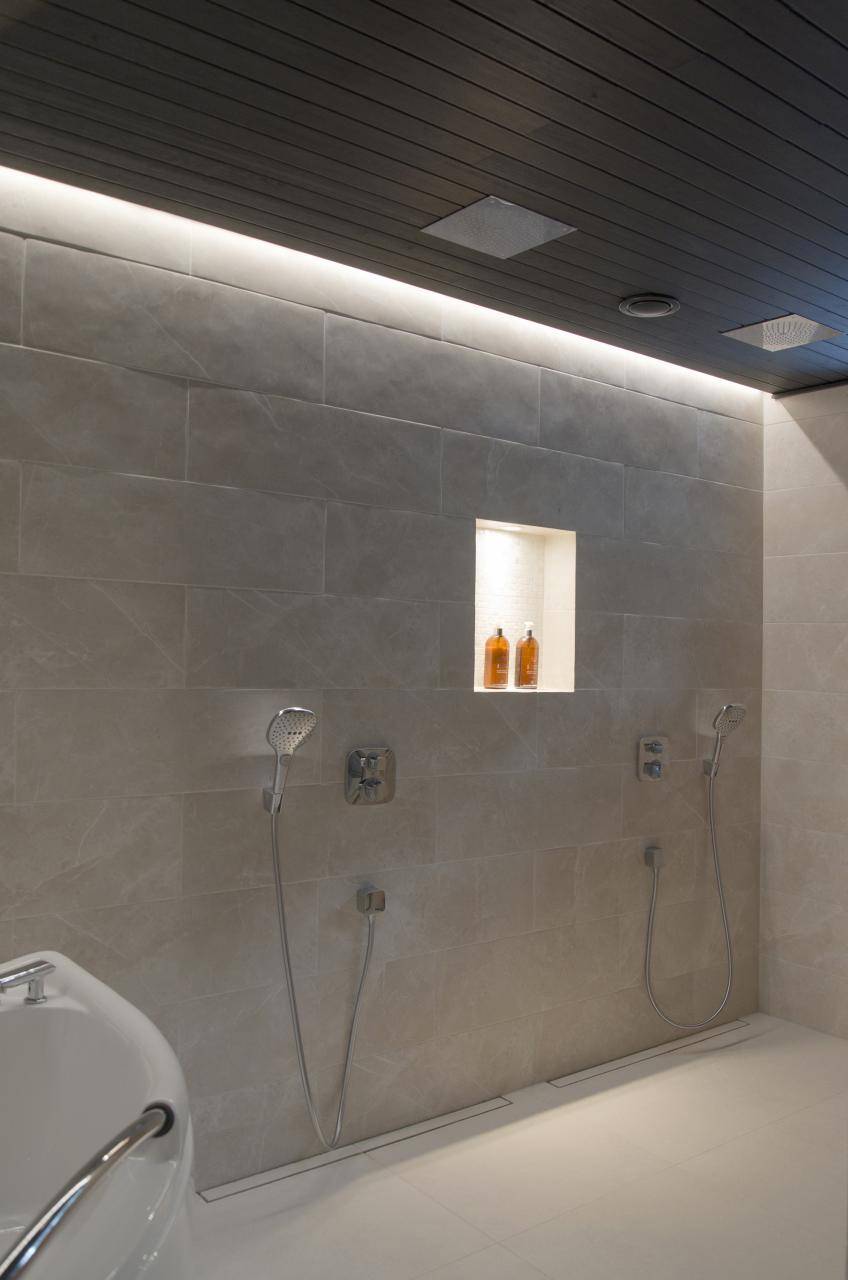 Logo LED STORE su sfondo verde con un quadrato bianco e il testo "LED STORE", che rappresenta le soluzioni di illuminazione LED ecologiche.