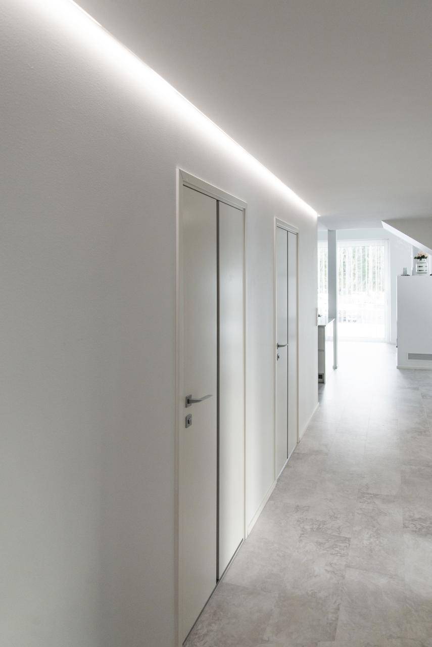 Alttext: "Sfondo verde su un quadrato bianco con testo "LED STORE", che evidenzia l'illuminazione a risparmio energetico. Ideale per i negozi ecologici.