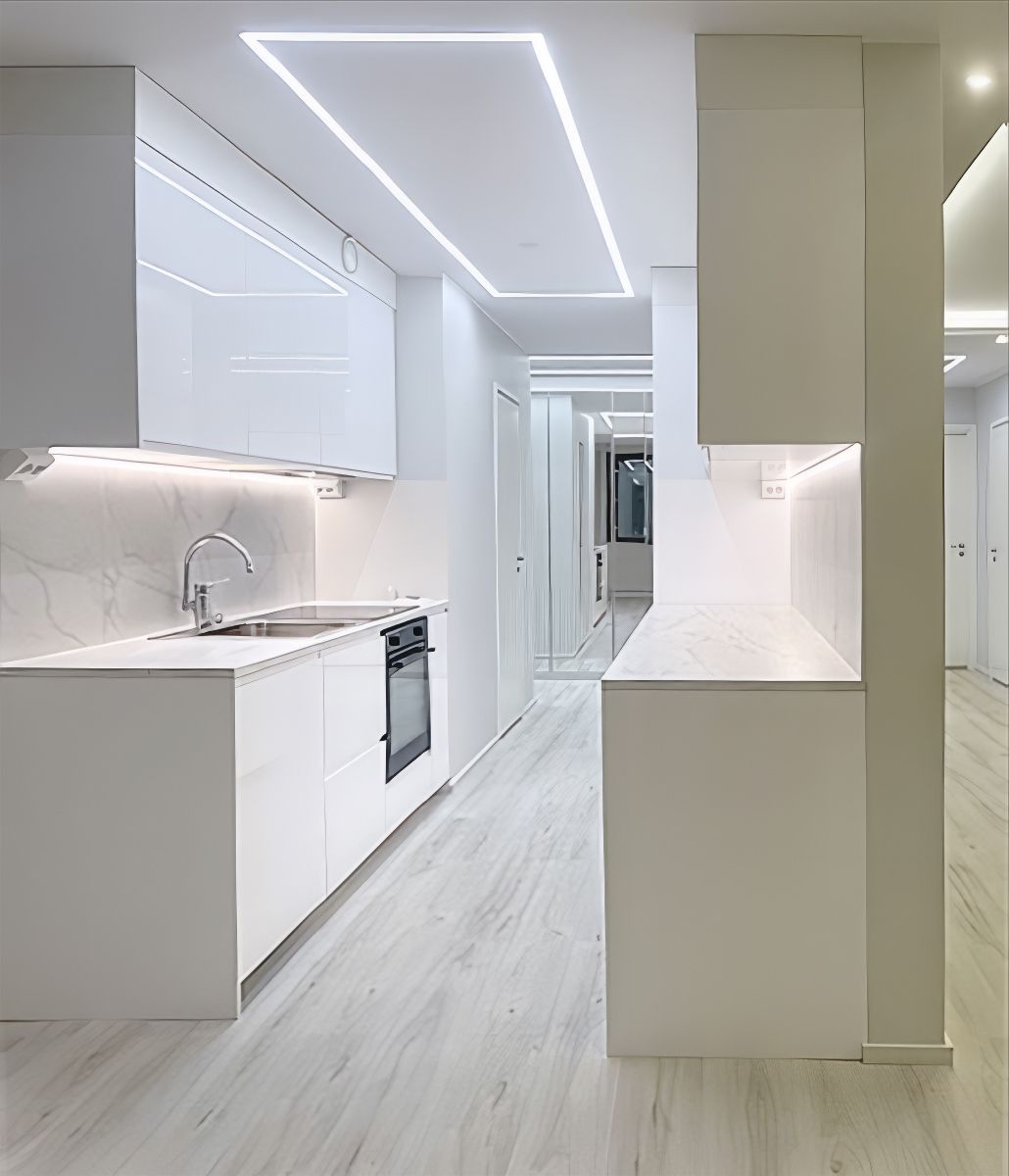 Illuminazione del piano di lavoro della cucina con striscia LED e illuminazione generale creata da una striscia LED montata su un profilo in alluminio da incasso.