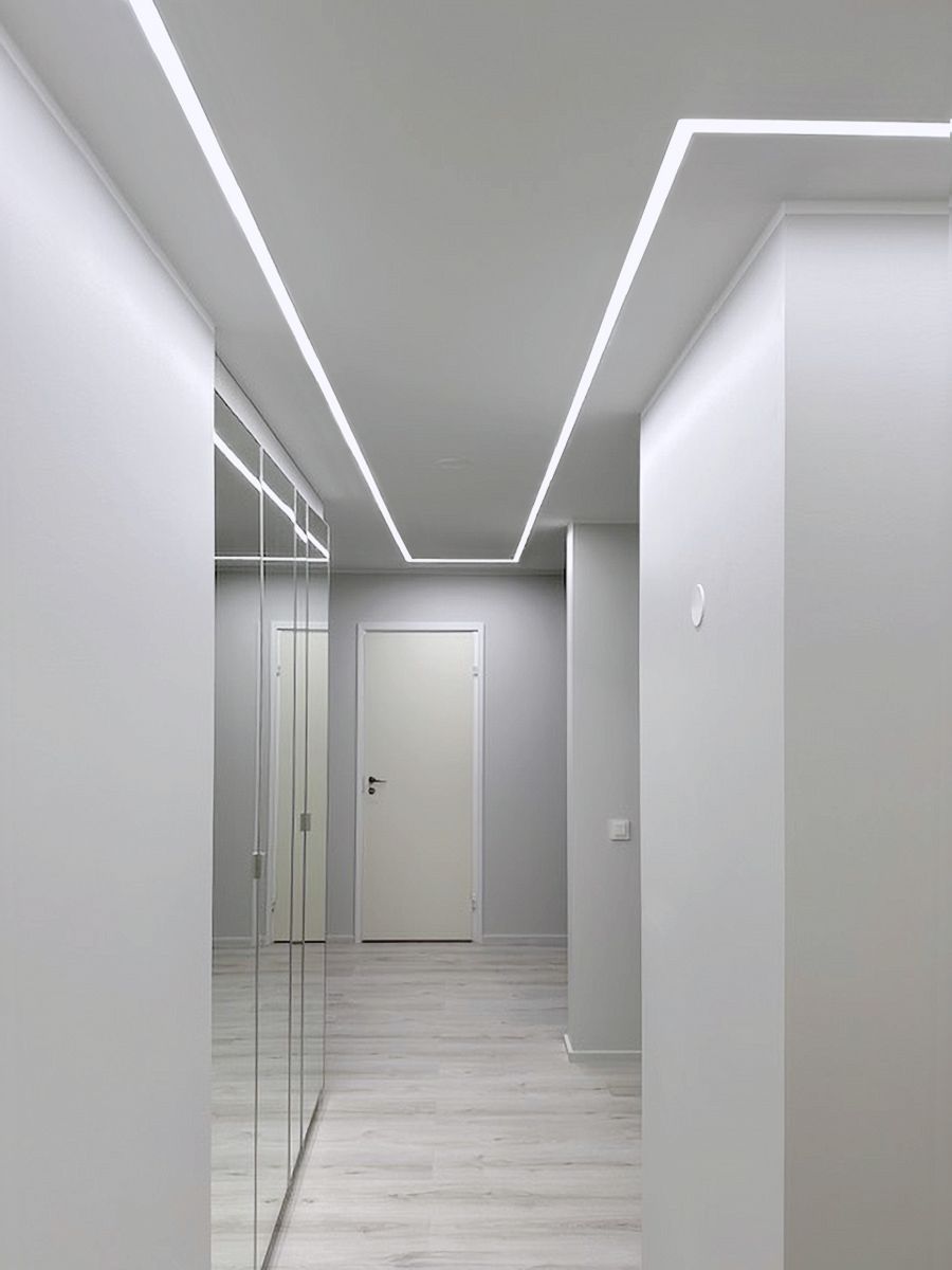 L'illuminazione a strisce LED a incasso nel corridoio prosegue senza soluzione di continuità nel corridoio.