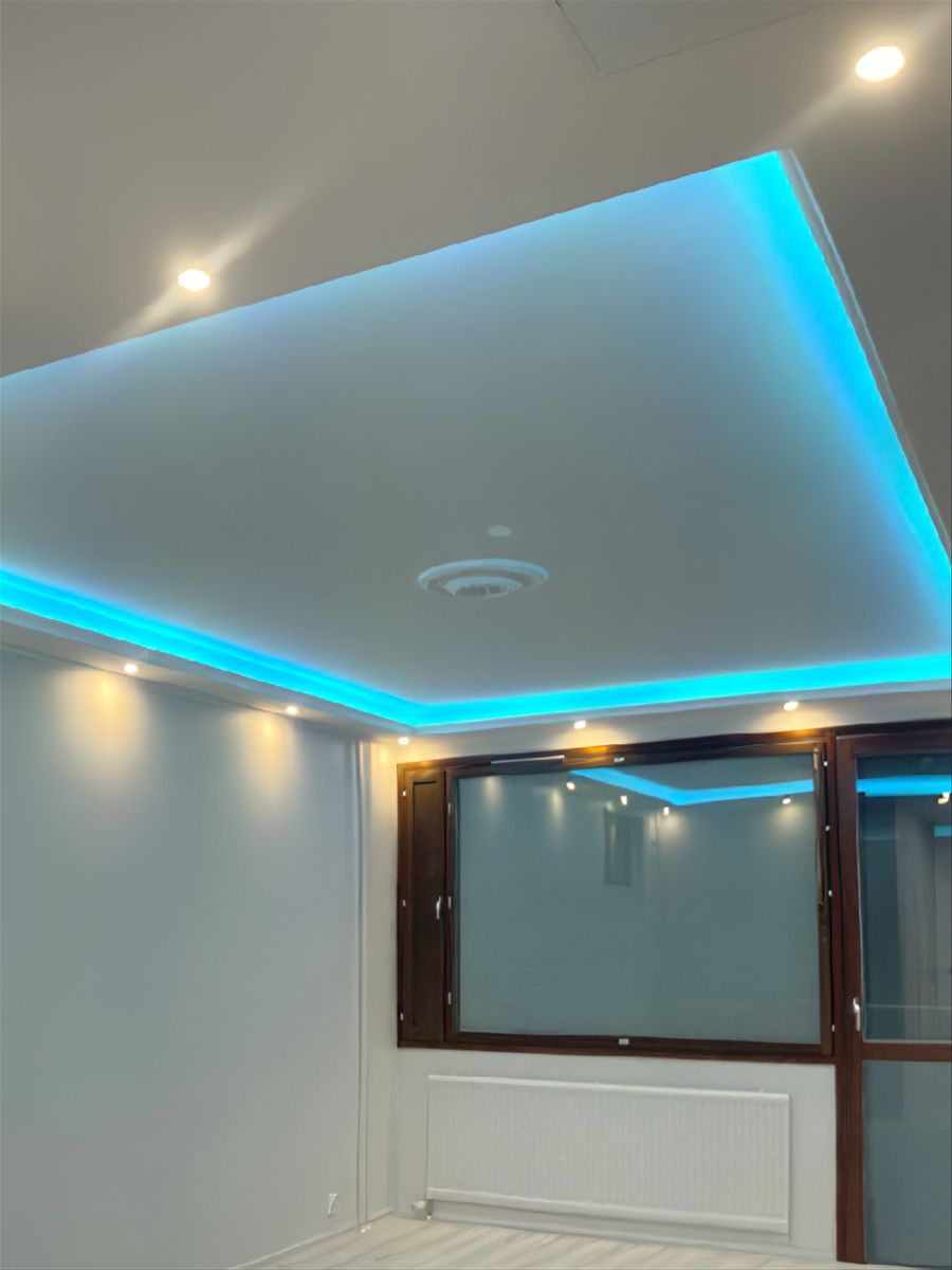Illuminazione generale realizzata con faretti a led, con illuminazione indiretta a strisce led.