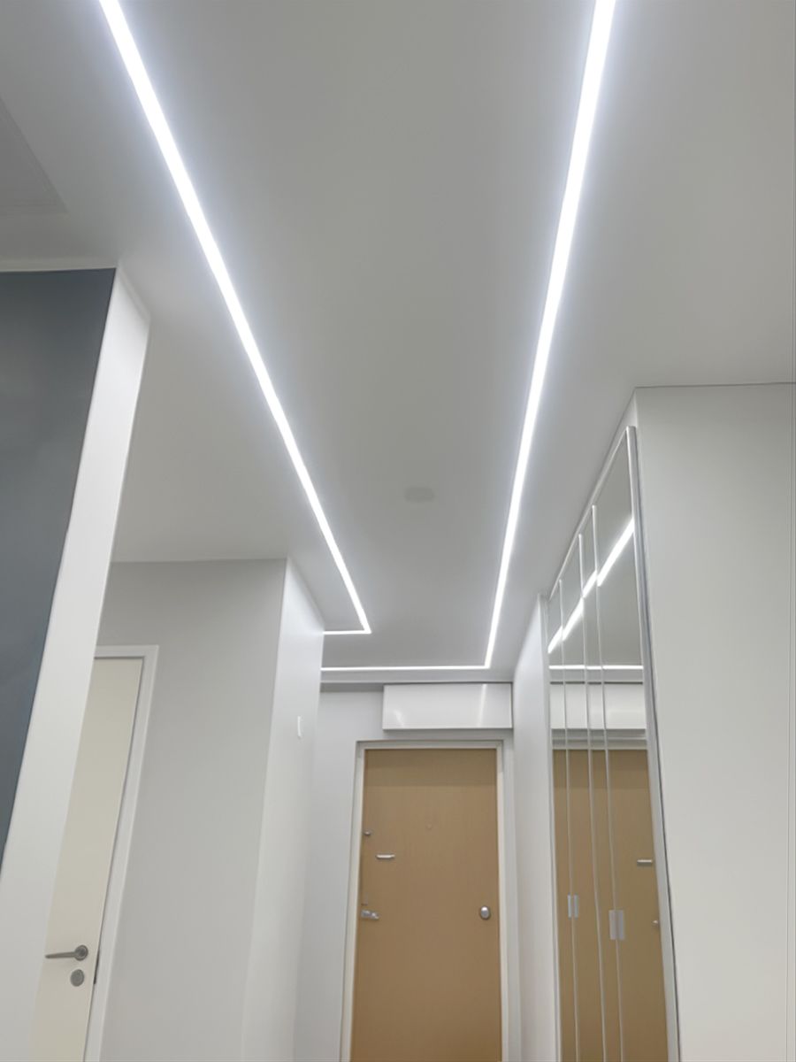 Illuminazione a strisce led efficiente e minimalista, creata con un profilo in alluminio da incasso.