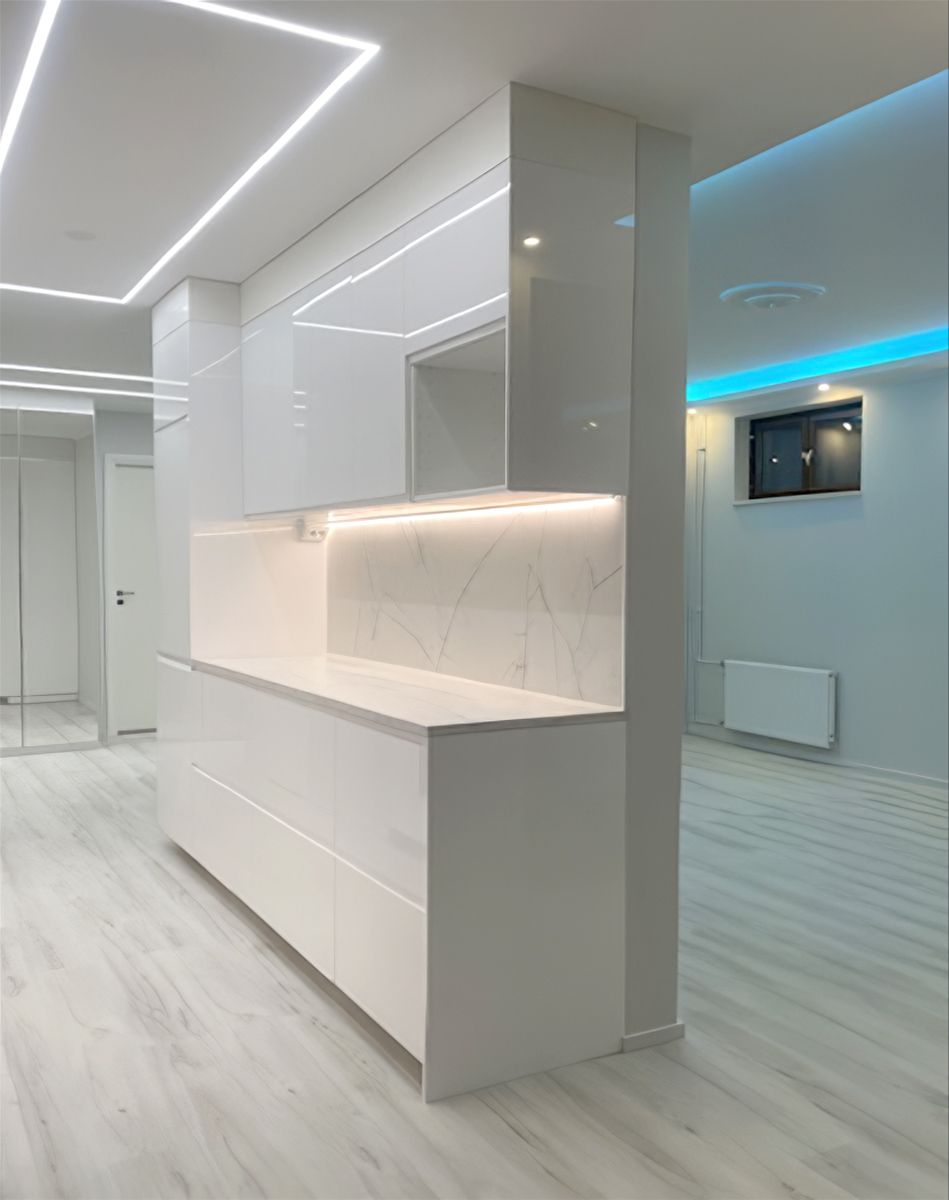 Illuminazione con striscia luotunata e profilo 62 nascosto, dove rimane visibile solo la linea luminosa.