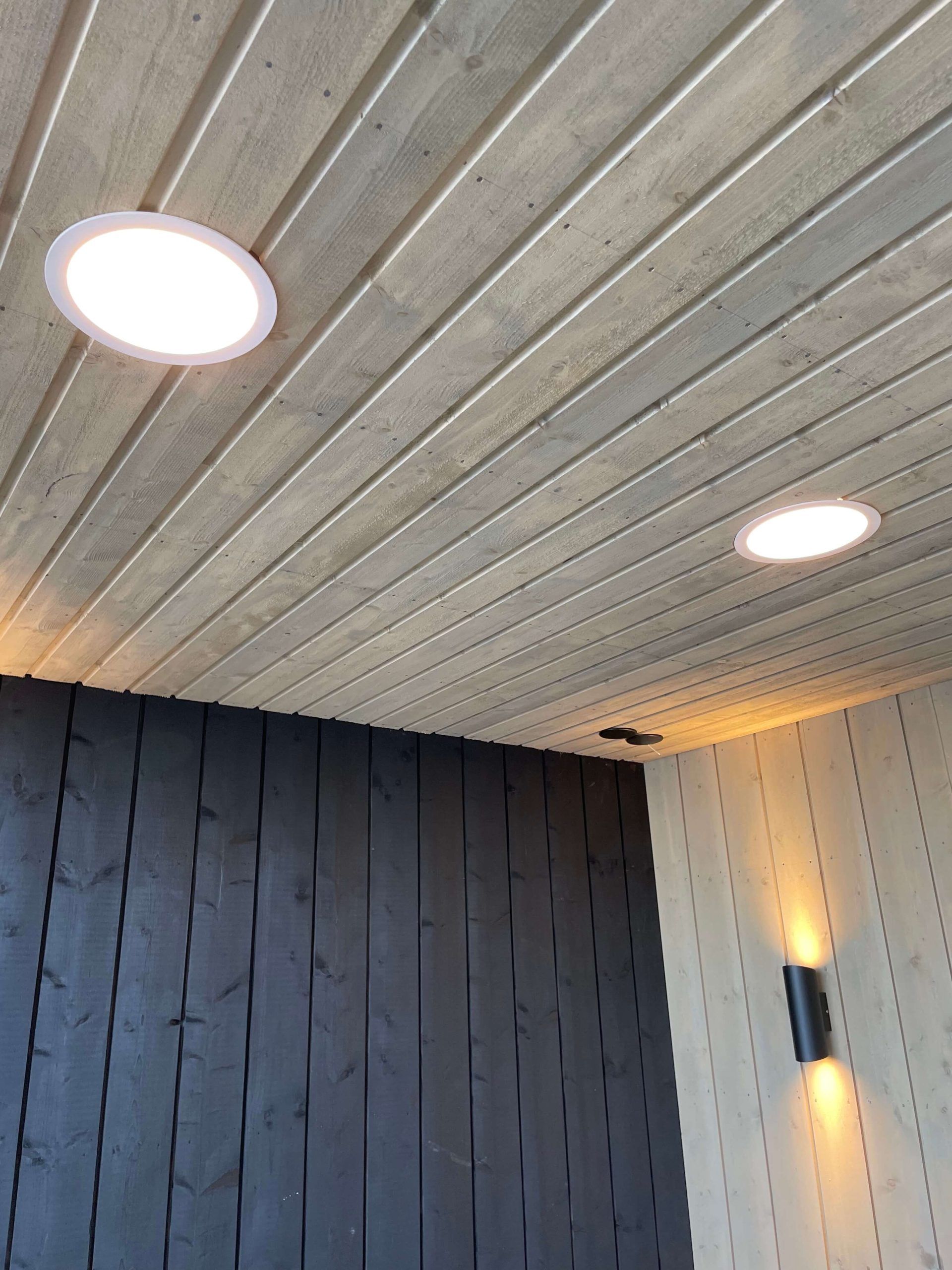 Apparecchio Plafond per spazi esterni.